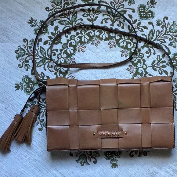 Michael Kors Vivian Clutch| Peanut - Picture 2 of 16